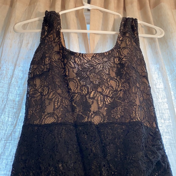 Black lace and nude dress - Picture 3 of 5